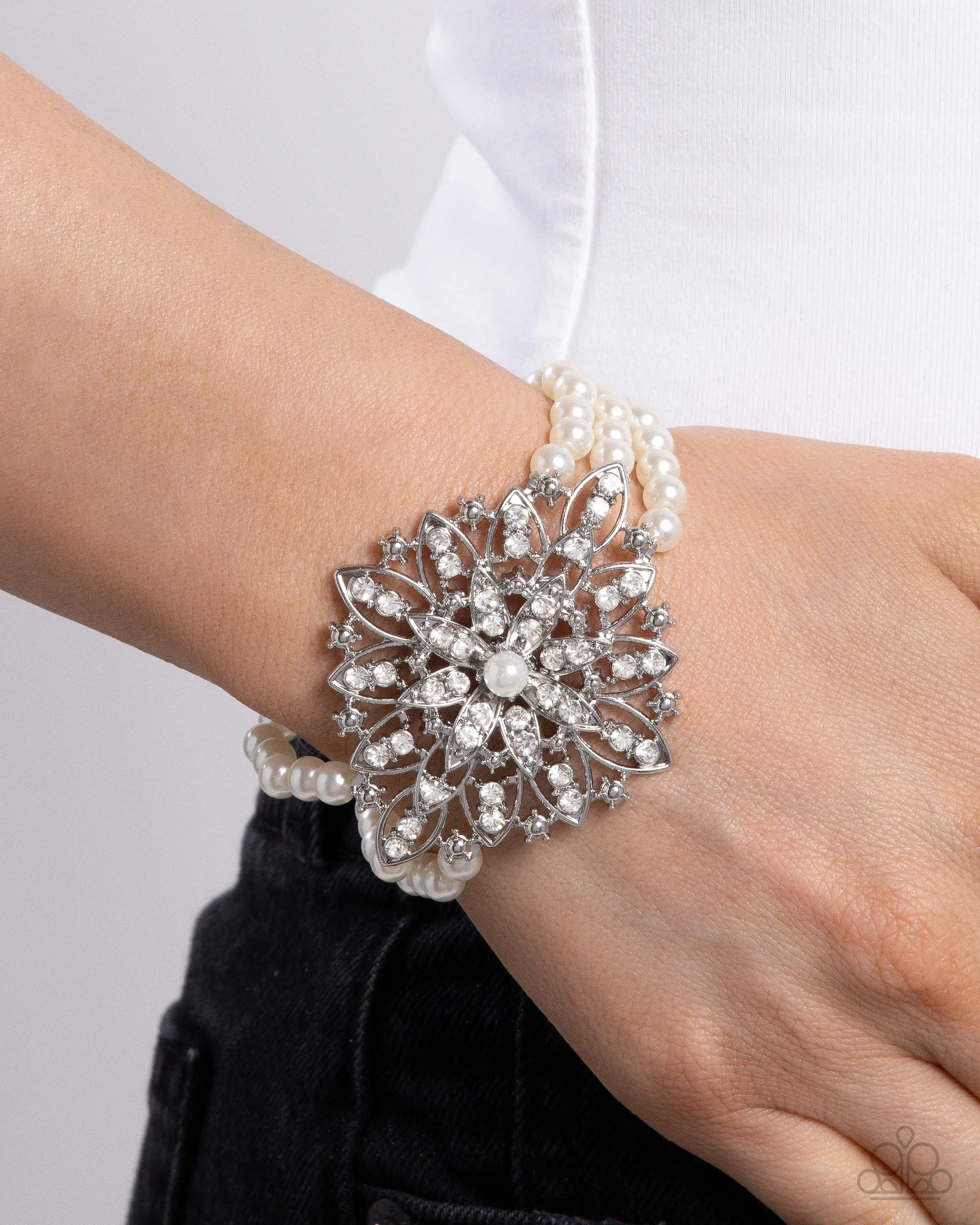 Bracelets Flattering Florals - White B2273